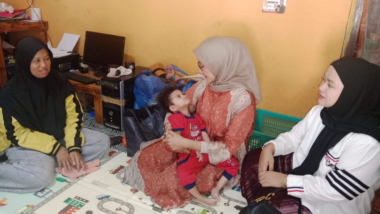 Naya, balita penderita gangguan  cerebral palsy  nyaman dalam pelukan Hj. Femi Nofi Candra